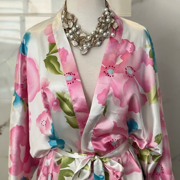 ==^Silky Floral Robe, Size Medium - Picture 2 of 5
